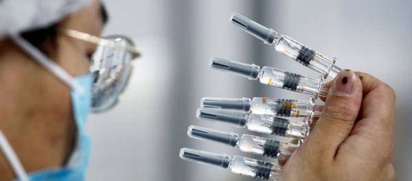 Медицинский работник демонстрирует дозу вакцины против COVID-19 Sinovac Biotech, фото из архива - Sputnik Азербайджан
