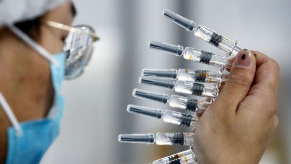 Медицинский работник демонстрирует дозу вакцины против COVID-19 Sinovac Biotech, фото из архива - Sputnik Азербайджан