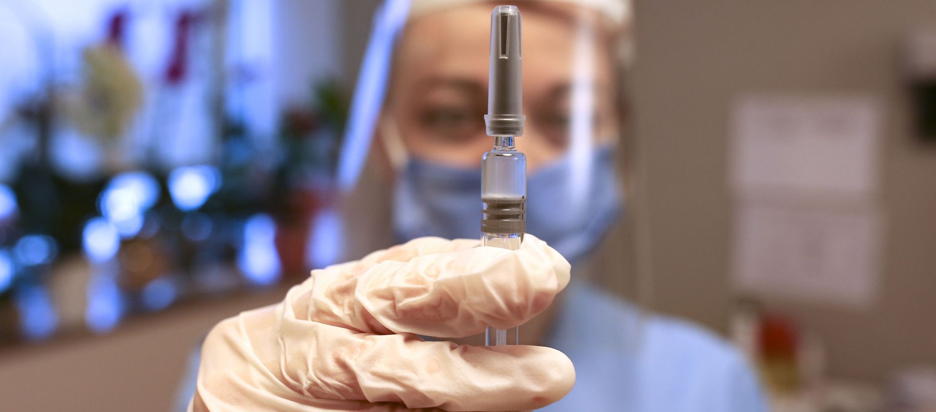 Медицинский работник демонстрирует дозу вакцины против COVID-19 Sinovac Biotech, фото из архива - Sputnik Азербайджан, 1920, 15.01.2021