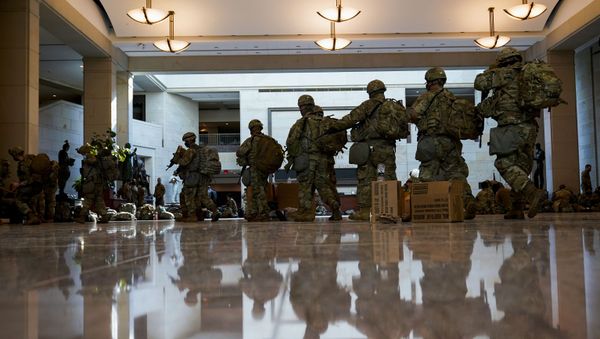 Военнослужащие Национальной гвардии США в Центре для посетителей Капитолия, фото из архива - Sputnik Азербайджан