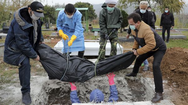 Захоронение человека скончавшийся от COVİD-19, фото из архива - Sputnik Азербайджан