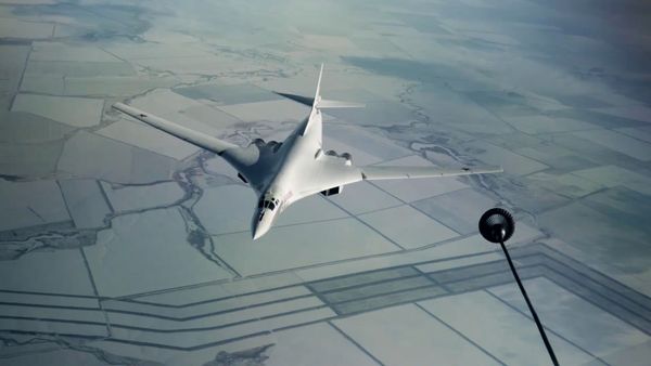 Дозаправка в воздухе ракетоносца Ту-160 - захватывающее видео - Sputnik Азербайджан