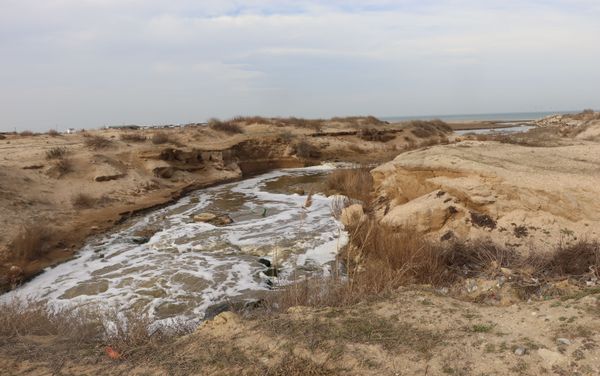 Cточные воды поселка Кюрдаханы Сабунчинского района Баку сбрасываются в море - Sputnik Азербайджан
