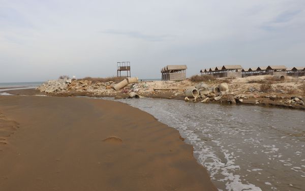 Cточные воды поселка Кюрдаханы Сабунчинского района Баку сбрасываются в море - Sputnik Азербайджан