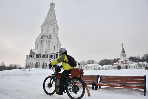 Молодой человек на велосипеде около церковки Вознесения Господня в парке Коломенское в Москве - Sputnik Азербайджан