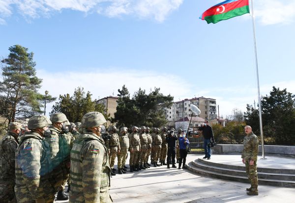 Президент Ильхам Алиев поднял флаг Азербайджана в городе Шуша - Sputnik Азербайджан