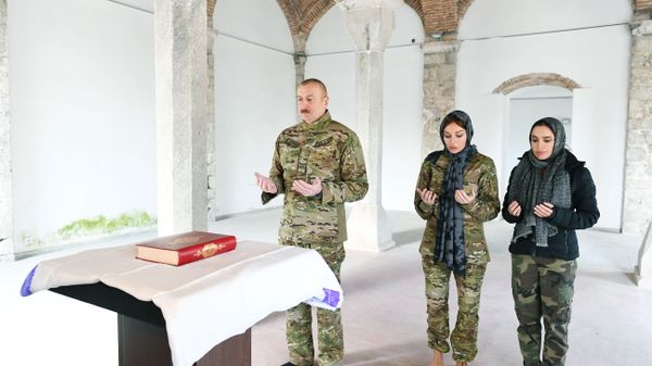 Президент Азербайджана Ильхам Алиев и Первая леди Мехрибан Алиева посетили мечеть  - Sputnik Азербайджан