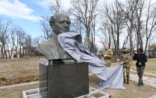 Памятники Узеиру Гаджибейли, Бюльбюлю и Натаван возвращены в город Шуша - Sputnik Азербайджан