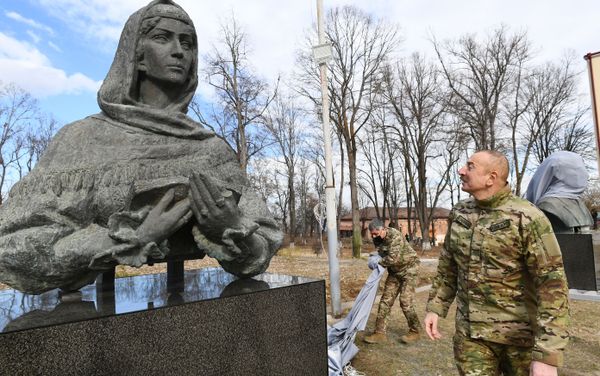 Памятники Узеиру Гаджибейли, Бюльбюлю и Натаван возвращены в город Шуша - Sputnik Азербайджан
