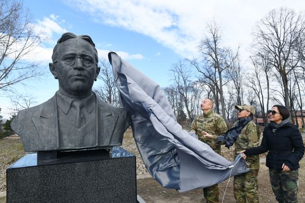 Памятники Узеиру Гаджибейли, Бюльбюлю и Натаван возвращены в город Шуша - Sputnik Азербайджан