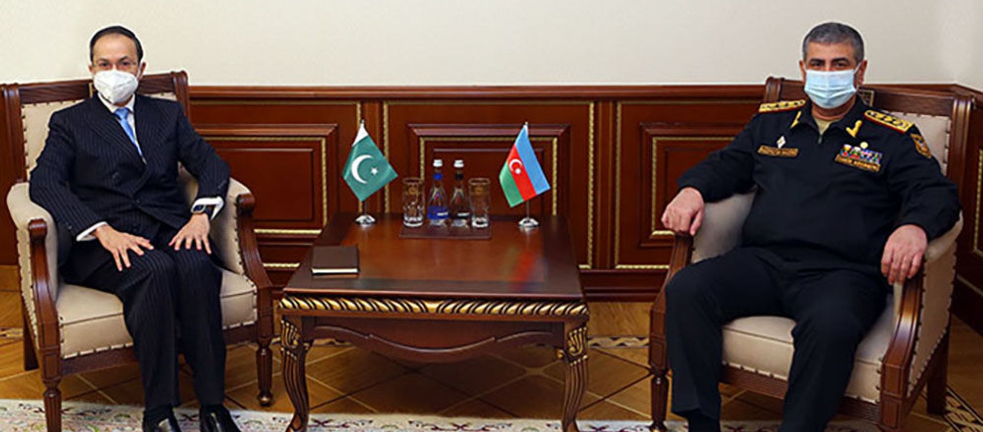Müdafiə naziri general-polkovnik Zakir Həsənov Pakistan İslam Respublikasının ölkəmizdə yeni təyin olunmuş fövqəladə və səlahiyyətli səfiri Bilal Haye ilə görüşüb - Sputnik Азербайджан, 1920, 15.01.2021