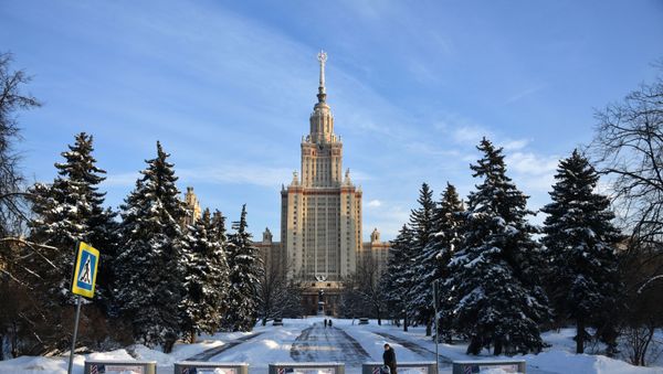 Прохожий у здания Московского государственного университета имени М. В. Ломоносова в Москве, фото из архива - Sputnik Азербайджан