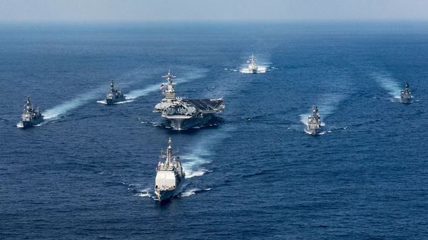 Ударная авианосная группировка ВМС США во главе с авианосцем Карл Винсон - Sputnik Азербайджан