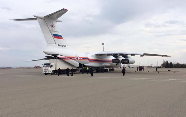  Группа пиротехников Министерства Российской Федерации по делам гражданской обороны, чрезвычайным ситуациям и ликвидации последствий стихийных бедствий прибыла в Азербайджан - Sputnik Азербайджан