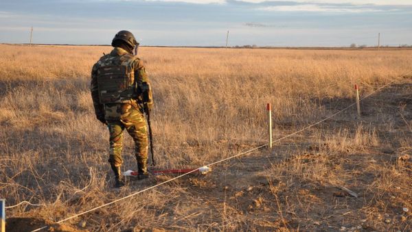 Группа пиротехников МЧС России вместе с сотрудниками МЧС Азербайджана продолжает операцию по разминированию освобожденных земель - Sputnik Азербайджан