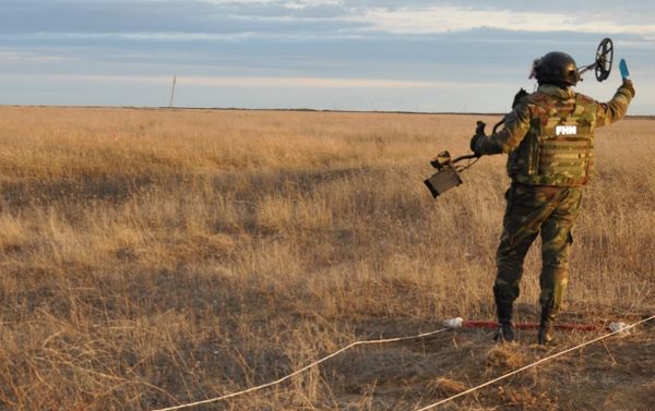 Группа пиротехников МЧС России вместе с сотрудниками МЧС Азербайджана продолжает операцию по разминированию освобожденных земель - Sputnik Азербайджан