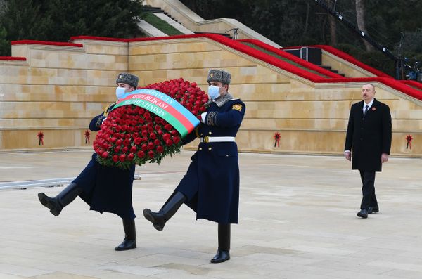 Президент Ильхам Алиев и первая леди Мехрибан Алиева посетили Аллею шехидов в Баку - видео - Sputnik Азербайджан