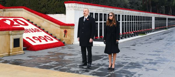 Президент Ильхам Алиев и первая леди Мехрибан Алиева на Аллее шехидов в Баку - Sputnik Азербайджан