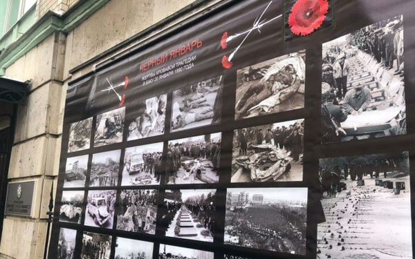 Традиционное возложение цветов в память о жертвах трагедии, произошедшей в Баку 20 января 1990 года, у посольства Азербайджана в Москве - Sputnik Азербайджан