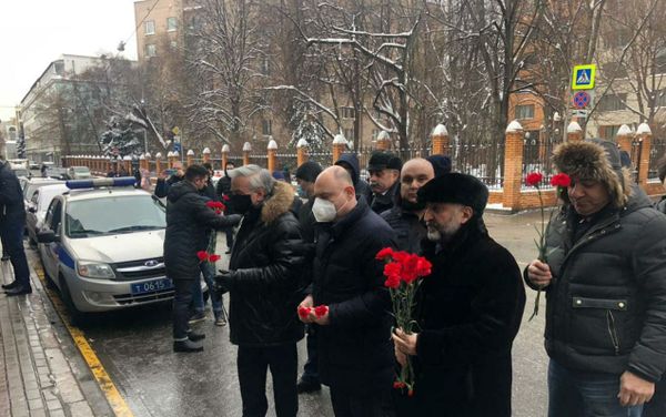 Традиционное возложение цветов в память о жертвах трагедии, произошедшей в Баку 20 января 1990 года, у посольства Азербайджана в Москве - Sputnik Азербайджан