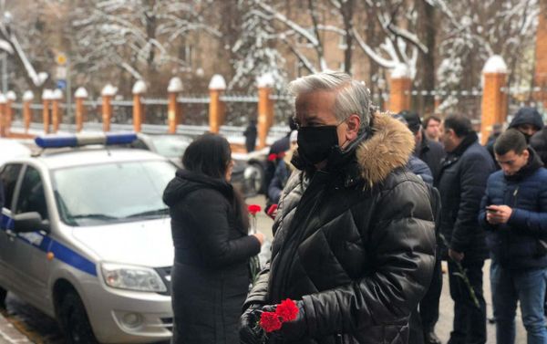 Традиционное возложение цветов в память о жертвах трагедии, произошедшей в Баку 20 января 1990 года, у посольства Азербайджана в Москве - Sputnik Азербайджан