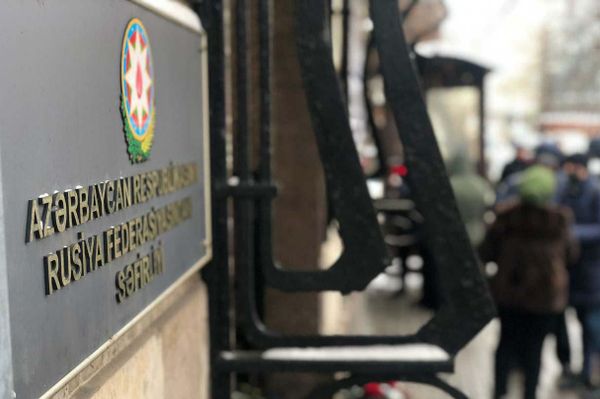 Традиционное возложение цветов в память о жертвах трагедии, произошедшей в Баку 20 января 1990 года, у посольства Азербайджана в Москве - Sputnik Азербайджан