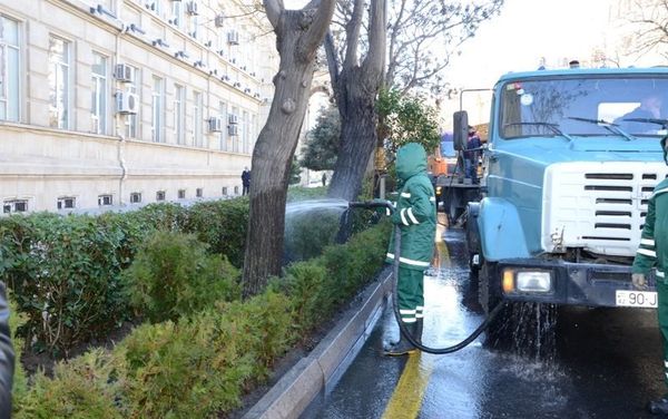 Столичные коммунальщики очищают проспекты и улицы Баку - Sputnik Азербайджан