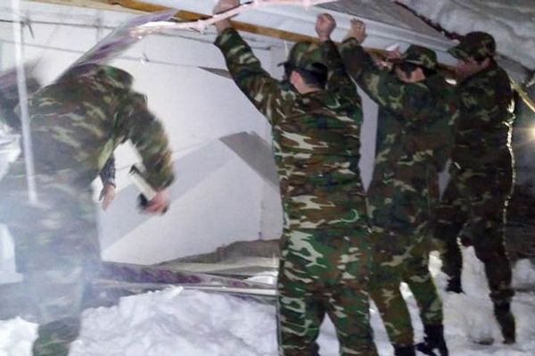 В Шамахы спасли пожилую женщину, заблокированную дома из-за снега - Sputnik Азербайджан