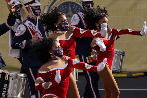 Оркестр Howard University Showtime выступает перед парадом в честь Дня инаугурации президента США Джо Байдена в Вашингтоне - Sputnik Азербайджан