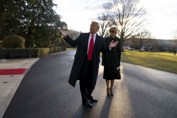 Дональд и Меланья Трамп покидают Белый дом - Sputnik Азербайджан