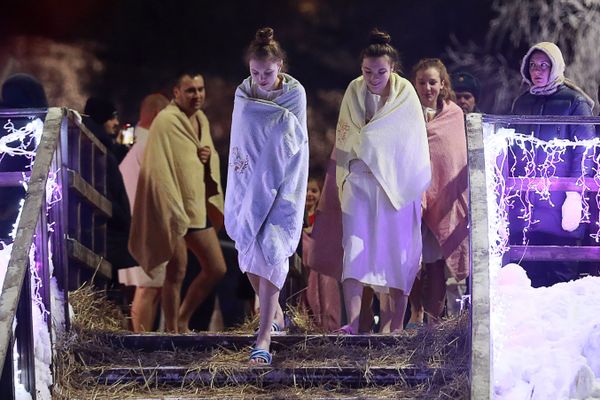 Верующие во время крещенских купаний в реке Истре возле Свято-Воскресенского Ново-Иерусалимского ставропигиального мужского монастыря в Подмосковье - Sputnik Азербайджан