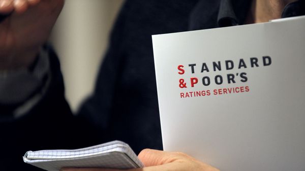 Логотип рейтингового агентства Standard & Poor's на документе, фото из архива - Sputnik Азербайджан