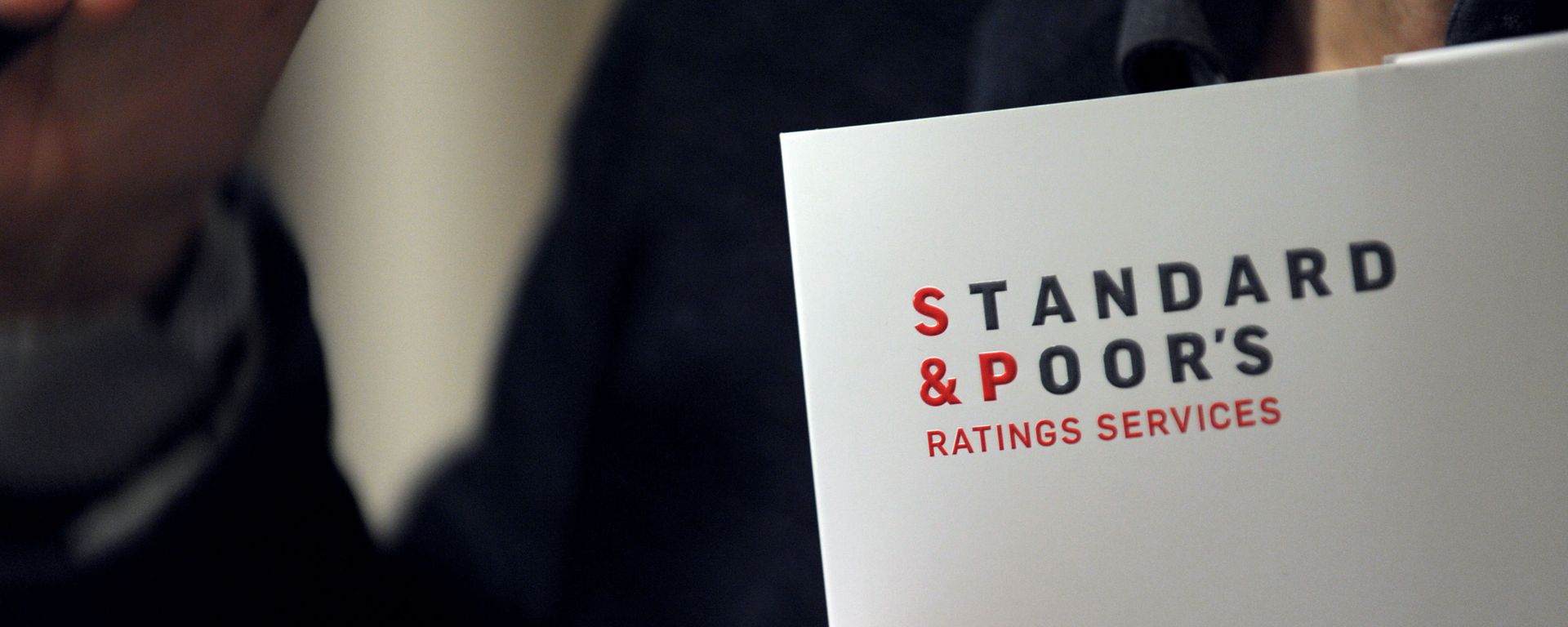 Логотип рейтингового агентства Standard & Poor's на документе, фото из архива - Sputnik Азербайджан, 1920, 15.06.2023
