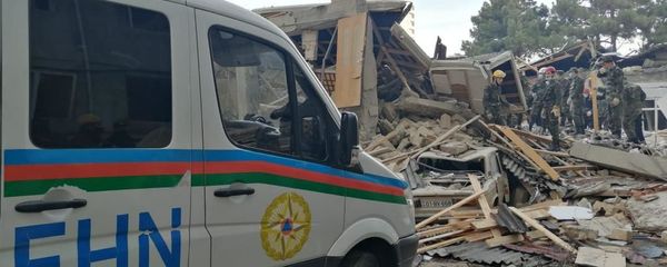  Спасатели министерства по чрезвычайным ситуациям на месте взрыва в частном двухэтажном жилом доме, расположенном в 27-м квартале города Хырдалан в Абшеронском районе - Sputnik Азербайджан