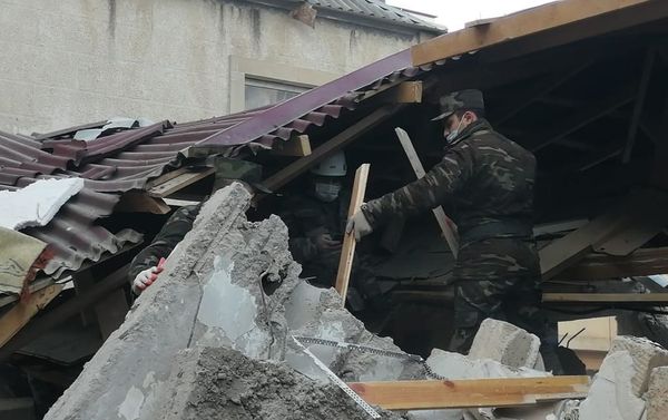 Спасатели министерства по чрезвычайным ситуациям на месте взрыва в частном двухэтажном жилом доме, расположенном в 27-м квартале города Хырдалан в Абшеронском районе - Sputnik Азербайджан