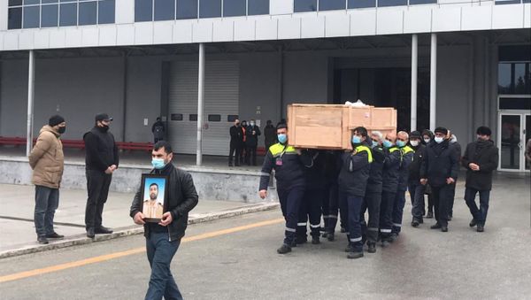 Fərman İsmayılovun nəşi Bakıya gətirildi - Sputnik Азербайджан