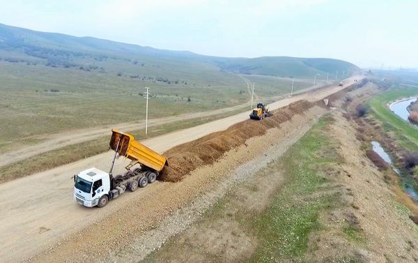 Строительство автомобильной дороги в культурно-исторический заповедник Кешикчидаг - Sputnik Азербайджан