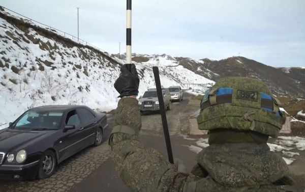 Военнослужащие российского миротворческого континента выполнять задачи по контролю и мониторингу за соблюдением режима прекращения огня - Sputnik Азербайджан