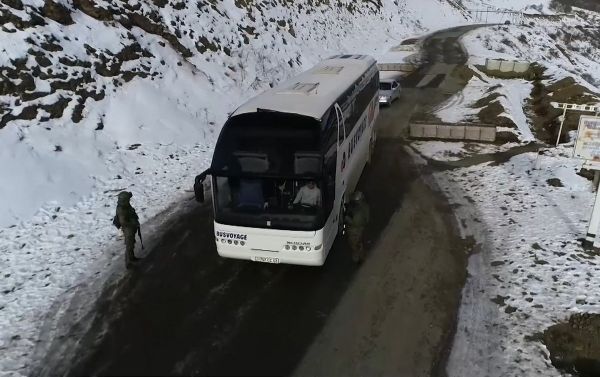 Военнослужащие российского миротворческого континента выполнять задачи по контролю и мониторингу за соблюдением режима прекращения огня - Sputnik Азербайджан