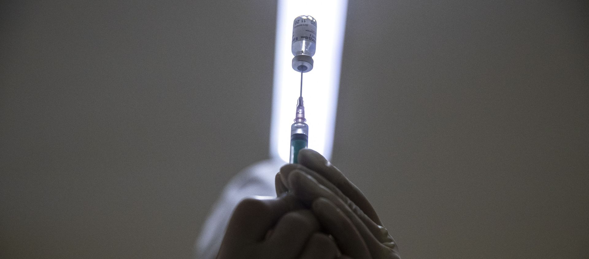 Медработник с вакциной Спутник V от коронавируса COVID-19, фото из архива - Sputnik Азербайджан, 1920, 02.02.2021