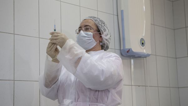 Медработник с вакциной Спутник V от коронавируса COVID-19, фото из архива - Sputnik Азербайджан