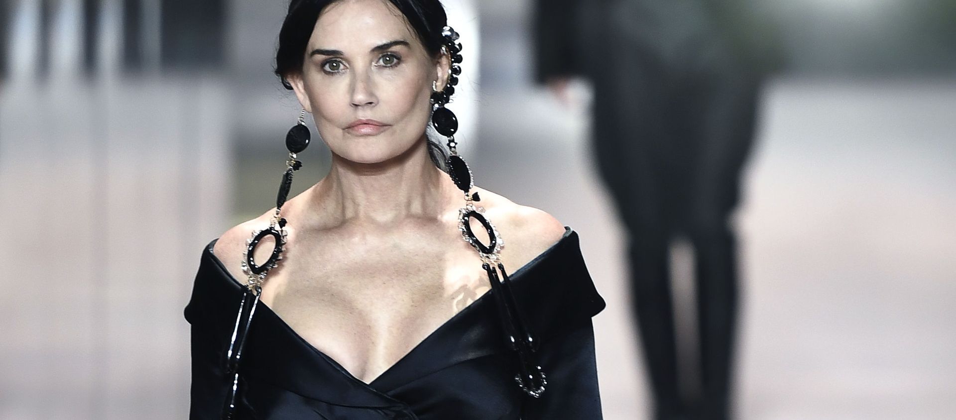 Акриса Деми Мур во время показа коллекции Fendi на Недели моды в Париже, Франция - Sputnik Азербайджан, 1920, 30.01.2021