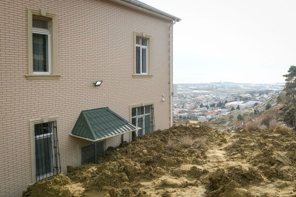 Боимся, стены обвалятся на нас: оползни держат жителей Бадамдара в вечном страхе - Sputnik Азербайджан