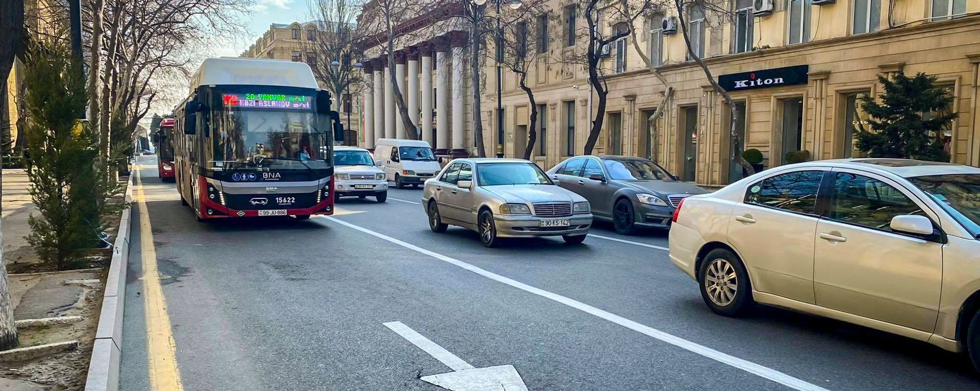 Bakıda avtobuslar üçün xüsusi zolaq - Sputnik Азербайджан, 1920, 29.01.2021
