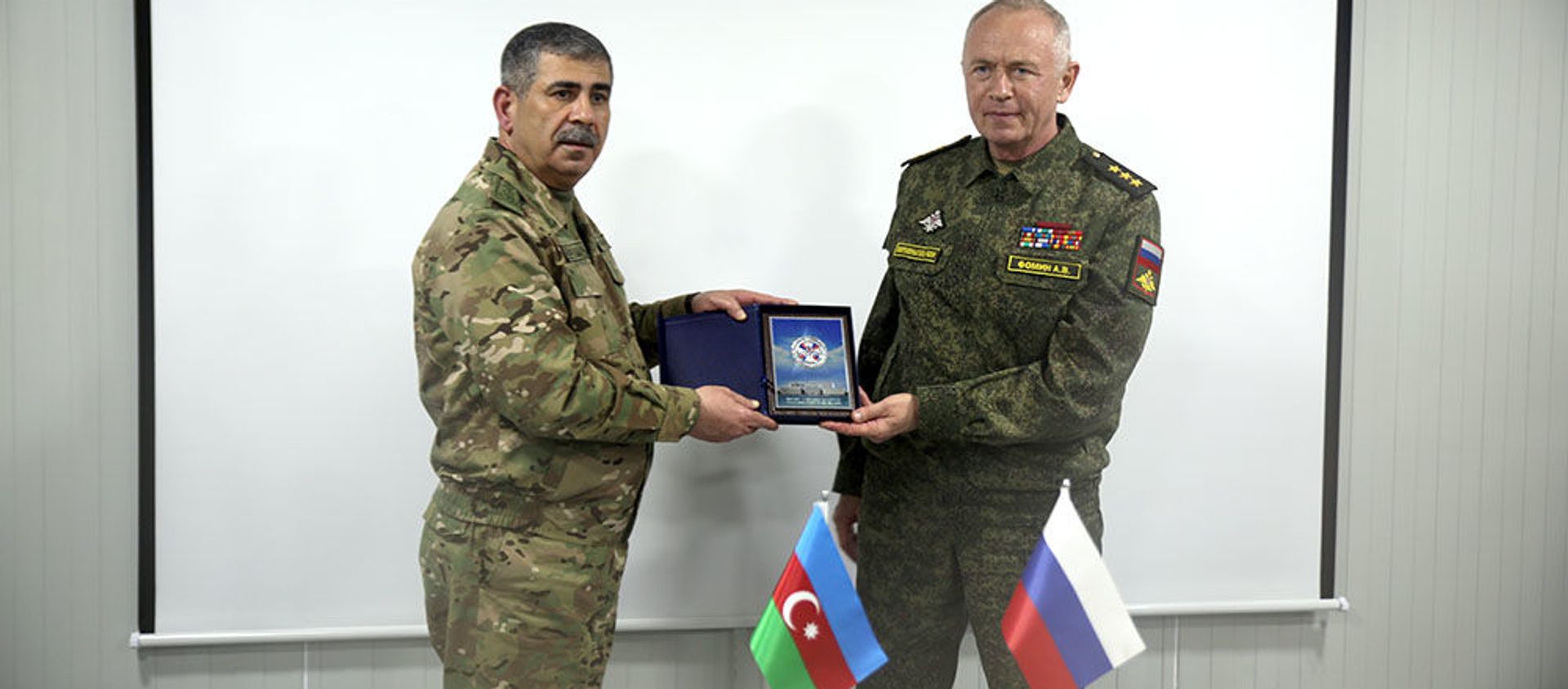Министр обороны Азербайджанской Республики генерал-полковник Закир Гасанов встретился с заместителем министра обороны Российской Федерации генерал-полковником Александром Фоминым - Sputnik Азербайджан, 1920, 30.01.2021