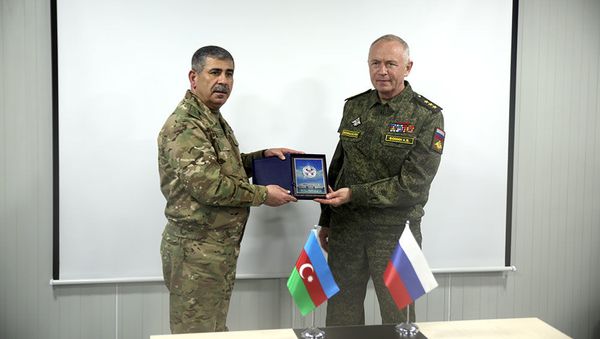 Министр обороны Азербайджанской Республики генерал-полковник Закир Гасанов встретился с заместителем министра обороны Российской Федерации генерал-полковником Александром Фоминым - Sputnik Азербайджан