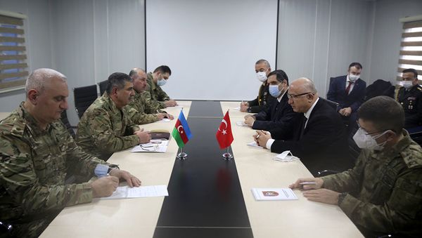 Министр обороны Азербайджанской Республики генерал-полковник Закир Гасанов встретился с заместителем министра национальной обороны Турецкой Республики господином Юнусом Эмре Караосманоглу - Sputnik Азербайджан