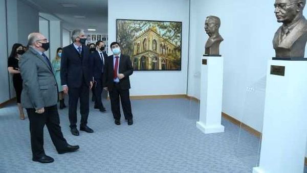 Встреча между профессором Мамедом Алиевым и руководителем представительства Россотрудничества в Азербайджанской Республике Иреком Зиннуровым - Sputnik Азербайджан