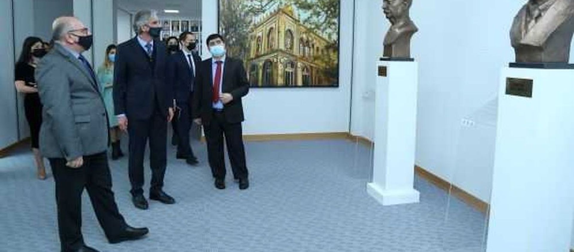 Встреча между профессором Мамедом Алиевым и руководителем представительства Россотрудничества в Азербайджанской Республике Иреком Зиннуровым - Sputnik Азербайджан, 1920, 31.01.2021
