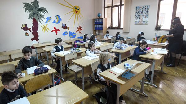 Возобновление очных занятий в бакинских школах, 1 февраля 2021 года - Sputnik Азербайджан